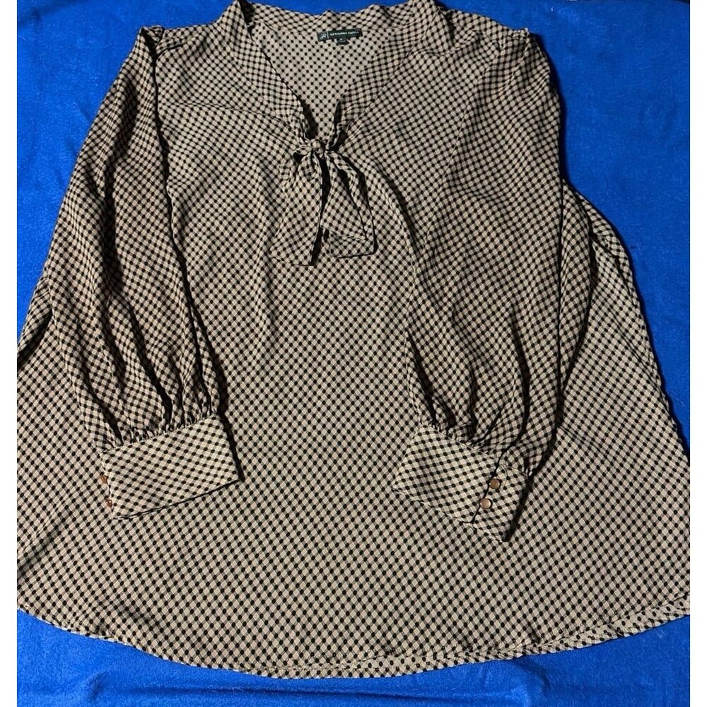 Adrianna Papell Women’s 1X Black Tan Geometric Print Tie Neck Blouse